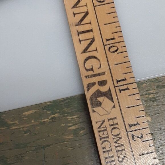 4 pc bundle; Covered fruit/veggie tray, cutting board, & set of 2 strainers - Picture 6 of 12